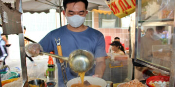 quan banh canh trong hem tphcm dong kin khach sau khi duoc michelin vinh danh 1112.jpg