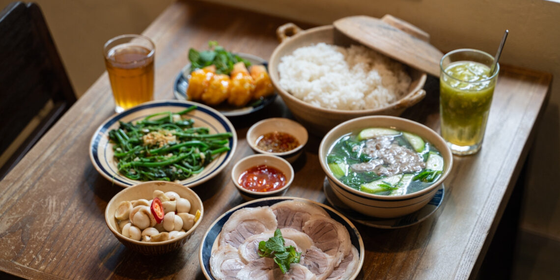 quan com nha trong khu tap the cu o ha noi duoc michelin khen suot 4 nam 893.jpg