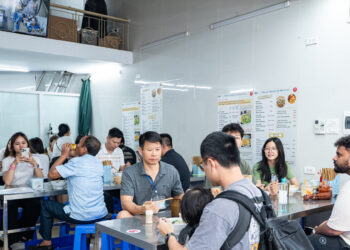 quan pho ga 4 nam lien duoc michelin khen thue 2 nha hang xom de du don khach 1339.jpg