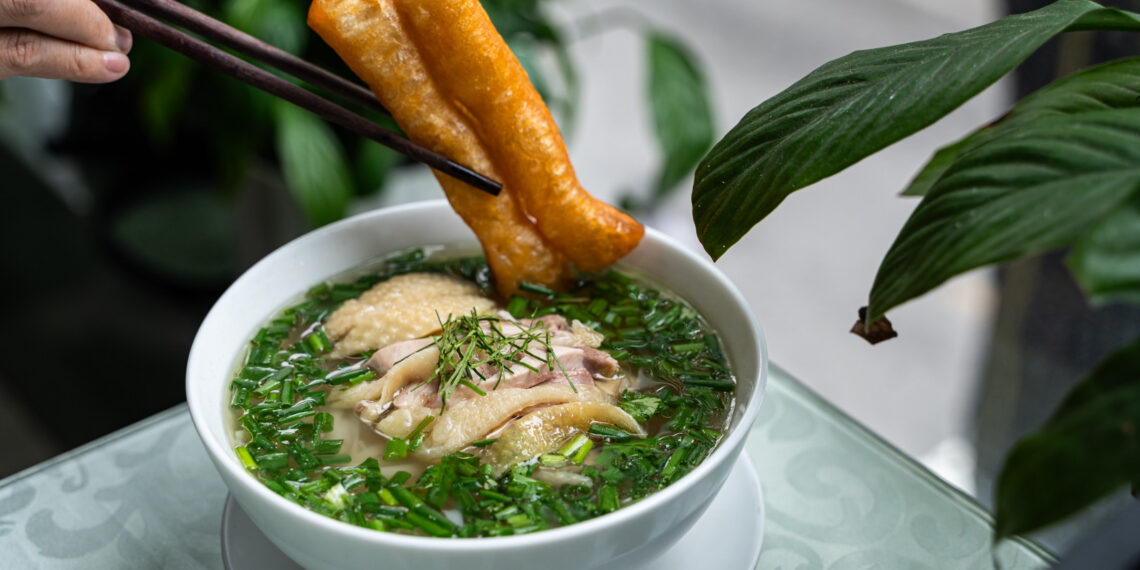 quan pho ga dat nhat nhi ha noi bat ngo duoc michelin goi ten 2327.jpg