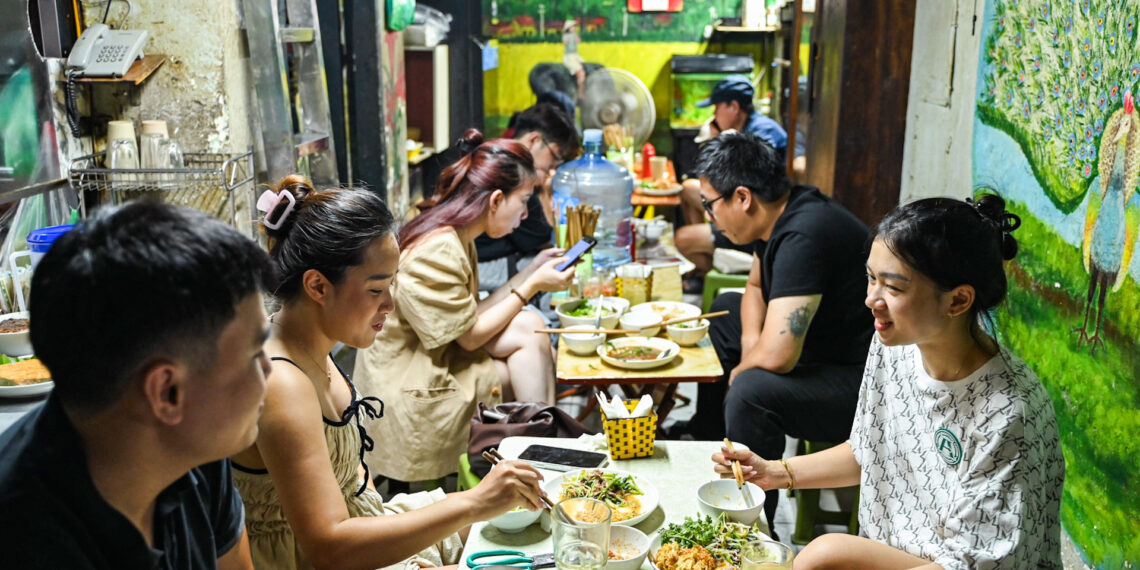 Quán phở xào 35 năm núp sâu trong ngõ nhỏ Hà Nội, nắng nóng vẫn đông kín khách quan pho xao 35 nam nup sau trong ngo nho ha noi nang nong van dong kin khach 1050.jpg