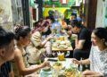 quan pho xao 35 nam nup sau trong ngo nho ha noi nang nong van dong kin khach 1050.jpg