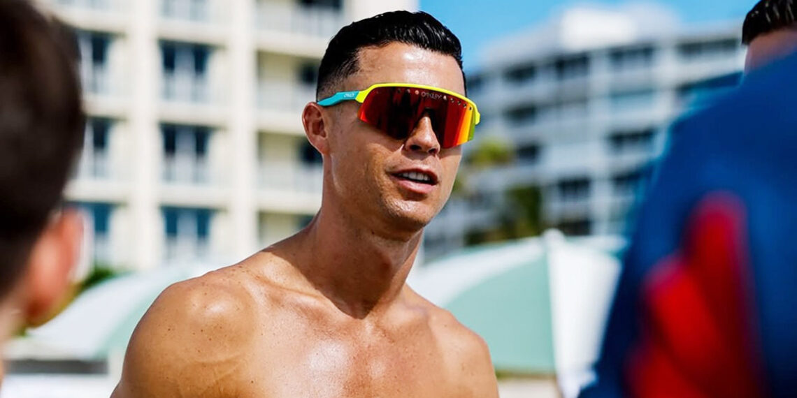 Ronaldo khoe 'body' 6 múi tuyệt phẩm trên bãi biển World Cup ronaldo khoe body 6 mui tuyet pham tren bai bien world cup 1507.jpg