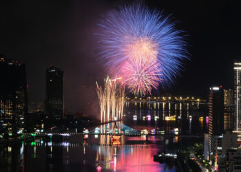 song han ruc ro sac mau trong dem khai mac le hoi phao hoa quoc te da nang 3232.jpg