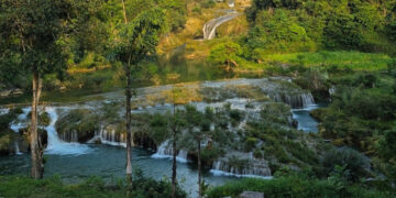 thue can phong nho gan thac o cao bang khach anh sung so khi ra ban cong 1790.jpg