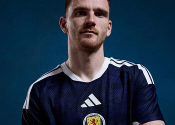 tottenham chieu mo andy robertson theo dang chuyen nhuong tu do.jpg