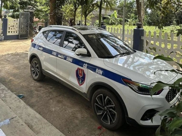 Lỗi độ đèn, dán decal giống xe cảnh sát bị phạt như thế nào? xehay dan decal xe cs 160626 2.jpg
