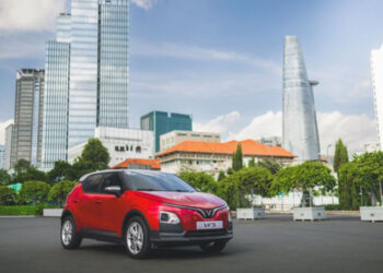 Hậu mãi “chuẩn VinFast” khiến chủ xe bất ngờ: Nhanh, tận tâm và rất cầu thị xehay porsche ev 170626 1.jpg