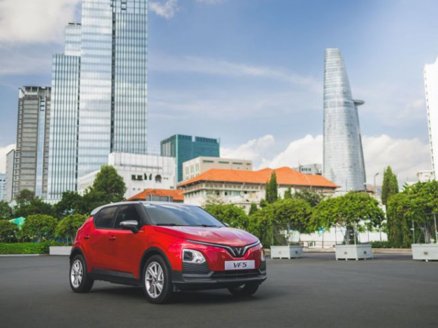 Hậu mãi “chuẩn VinFast” khiến chủ xe bất ngờ: Nhanh, tận tâm và rất cầu thị xehay porsche ev 170626 1.jpg