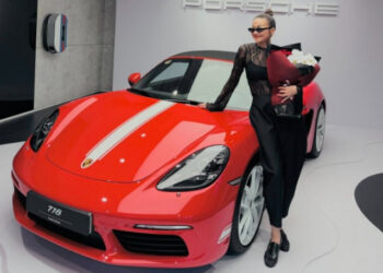 Siêu mẫu Thanh Hằng bổ sung Porsche 718 Boxster vào garage, siêu xe mui trần giá hơn 5 tỷ đồng xehay thanh hang 160626 1.jpg