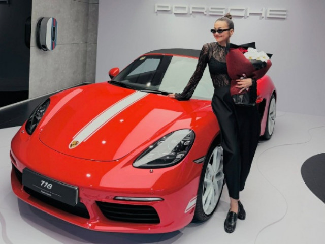 Siêu mẫu Thanh Hằng bổ sung Porsche 718 Boxster vào garage, siêu xe mui trần giá hơn 5 tỷ đồng xehay thanh hang 160626 1.jpg