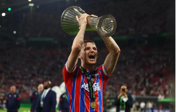 Chelsea gia nhập cuộc đua giành Adam Wharton 1 1207202731.png