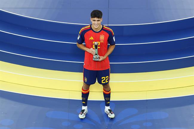 Hậu vệ Pau Cubarsi đi vào lịch sử các VCK World Cup 3 2007061210.jpg