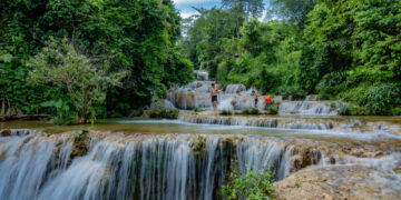 4 thac nuoc tu nhien gan ha noi khach vui choi tha ga voi gia binh dan 1101.jpg