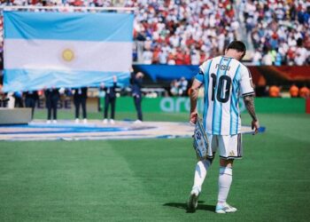 Lionel Messi khóc nức nở sau thất bại trước Tây Ban Nha 5 2007062337.jpg