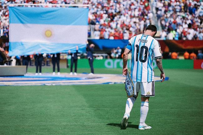 Lionel Messi khóc nức nở sau thất bại trước Tây Ban Nha 5 2007062337.jpg
