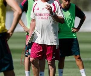 alexander arnold chia se ve trai nghiem dau tien cung mourinho.jpg