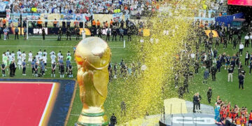 cau thu argentina hon doi quay lung voi le trao cup cho tay ban nha 2385.jpg