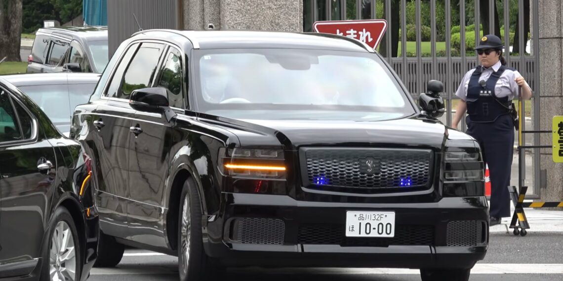 Thủ tướng Nhật Bản “chia tay” xe limousine, chọn SUV sang trọng nhất của Toyota century jpeg.19800.jpeg