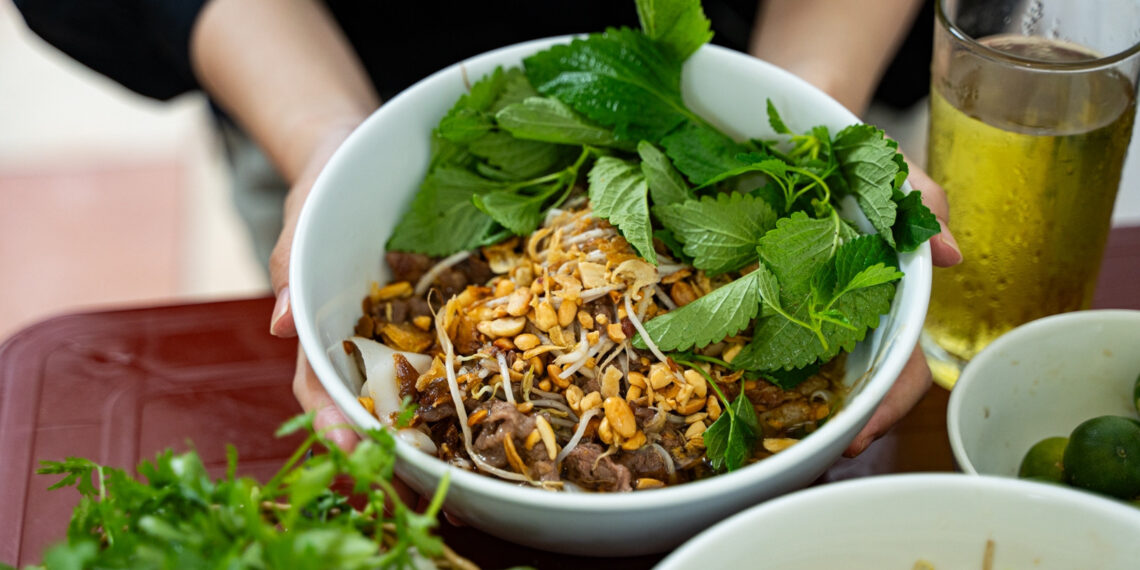 chu quan ha noi ban mon pho la hap soi pho nhu banh bao tron 2 loai nuoc xot 3196.jpg