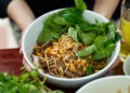 Chủ quán Hà Nội bán món phở lạ, sợi phở hấp như bánh bao, trộn 2 loại nước xốt chu quan ha noi ban mon pho la hap soi pho nhu banh bao tron 2 loai nuoc xot 3196.jpg