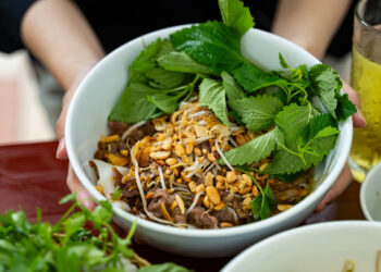 Chủ quán Hà Nội bán món phở lạ, sợi phở hấp như bánh bao, trộn 2 loại nước xốt chu quan ha noi ban mon pho la hap soi pho nhu banh bao tron 2 loai nuoc xot 3196.jpg