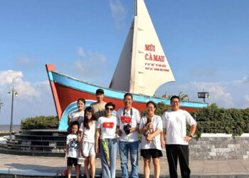 Đóng cửa hàng, gia đình 3 thế hệ ở Hà Nội lái xe xuyên Việt gần 2 tháng dong cua hang gia dinh 3 the he o ha noi lai xe xuyen viet gan 2 thang 2891.jpg