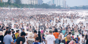 hang van nguoi do ve bien sam son song lon van kin dac bai tam 2630.jpg