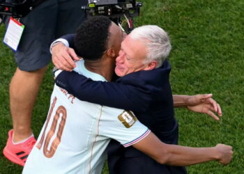 hlv deschamps tiet lo chuyen dua mbappe roi san som 1007063336.jpg