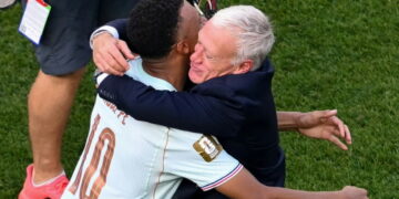 hlv deschamps tiet lo chuyen dua mbappe roi san som 1007063336.jpg