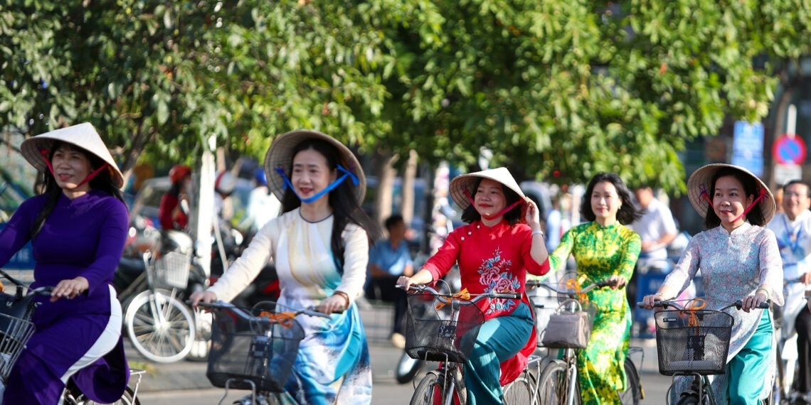 Hơn 2.000 người mặc áo dài tạo 'dải lụa' rực rỡ ven biển Nha Trang hon 2 789.jpg