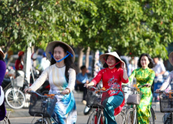 Hơn 2.000 người mặc áo dài tạo 'dải lụa' rực rỡ ven biển Nha Trang hon 2 789.jpg