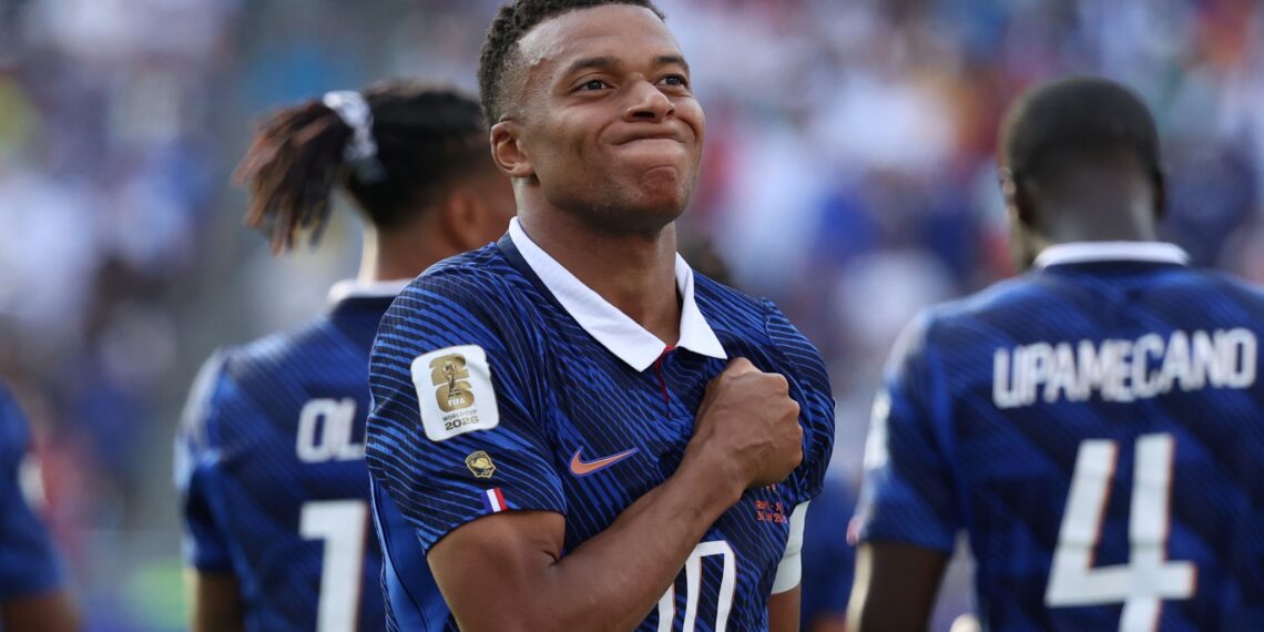 kylian mbappe lap cu dup giup phap gianh ve vao vong 16 doi world cup 0107113553.jpg