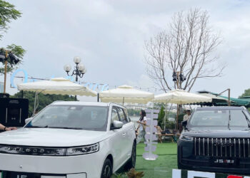 lo dien mau xe dau tien lap rap trong nuoc cua lien doanh do ong vu van tien lam chu tich 2094.jpg
