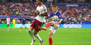 lucas digne mac loi tai hai khien phap bi thung luoi 1607234747.png