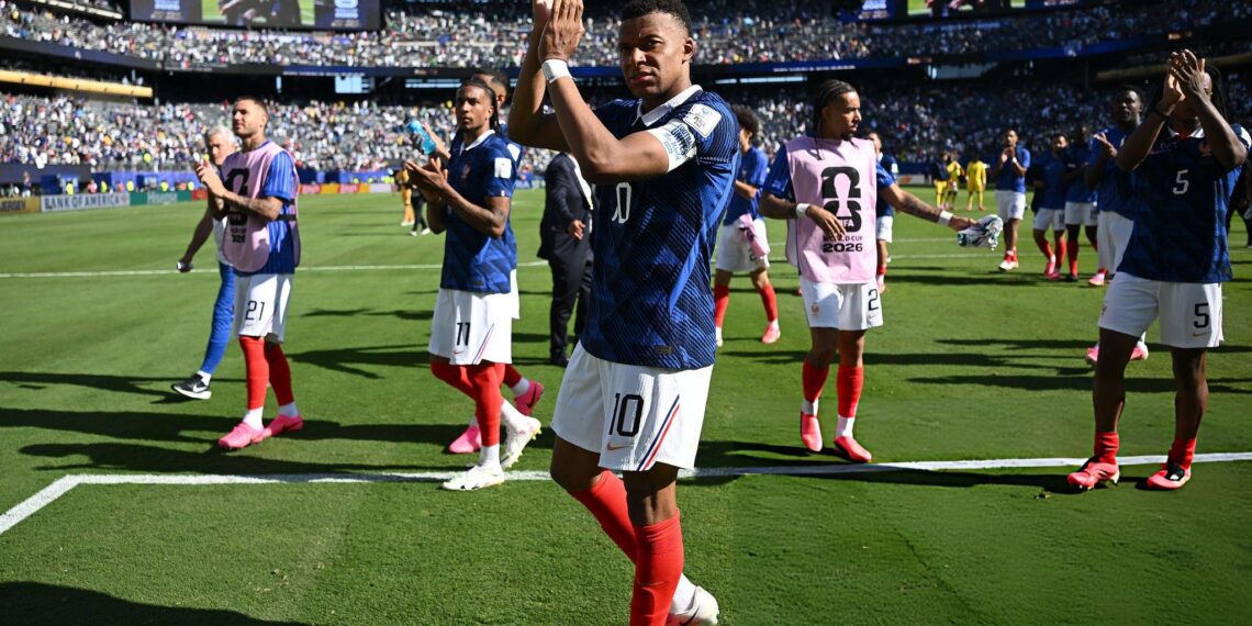olivier giroud chuc mung mbappe pha ky luc cho dt phap.jpg