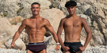 ronaldo gay sot khoe co bap cung con trai 16 tuoi 149.jpg