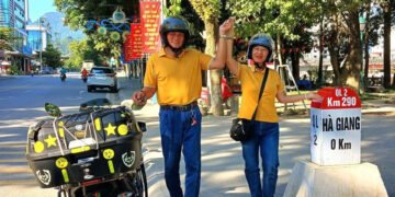 vo chong u70 o dong thap lai xe may du lich xuyen viet 92 ngay qua hon 9 1801.jpg