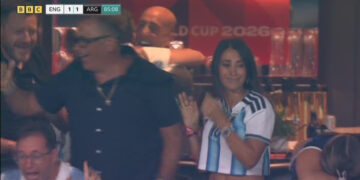 vo messi bat khoc tren khan dai khi argentina ghi ban 245.jpg