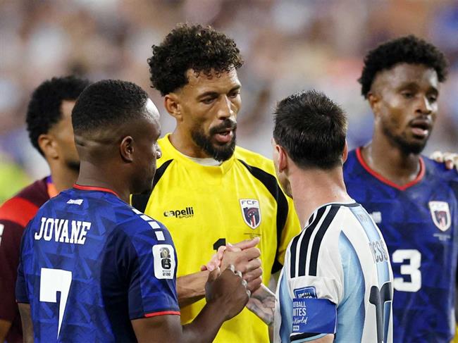 Điểm tin bóng đá sáng 8/7: Thủ môn Cape Verde có thể trở thành đồng đội của Messi vozinha messi 0807065934.jpg
