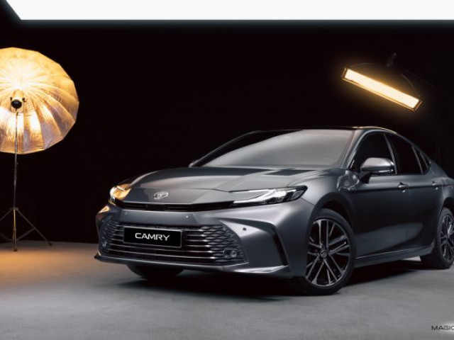 Toyota giảm 140 triệu đồng cho Camry HEV Premium: Giá xe chỉ còn 1,32 tỷ đồng xehay giam gia camry 010726 1.jpg