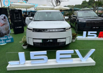 SUV điện chạy 461 km/sạc, hỗ trợ sạc nhanh 130 kW xehay j5 thuan dien 090726 3.jpg