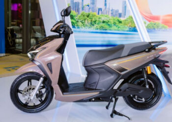 VinFast Kinet ghi điểm với người trẻ mê xê dịch: Đi xa, đổi pin nhanh, vận hành mạnh mẽ xehay kinet 310726 1.jpg