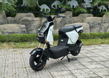 Cận cảnh VinFast Amio S2 giá 12 triệu đồng, xe máy điện không cần bằng lái dành cho học sinh xehay vf amio s2 210726 13.jpg