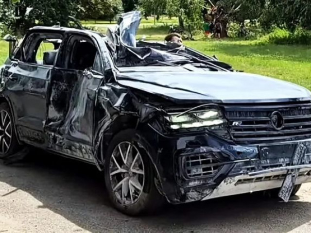 Volkswagen Touareg biến dạng sau vụ nổ tên lửa nhưng vẫn khởi động và di chuyển bình thường xehay vw 270726 1.jpg