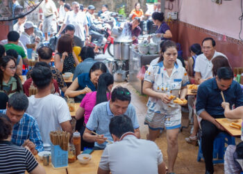 10 quan pho noi tieng dong khach bac nhat phuong hoan kiem ha noi 1627.jpg