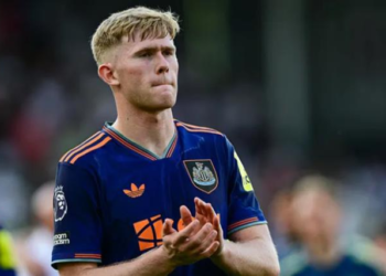 1785712155 manchester united tim duoc nguoi thay luke shaw.png