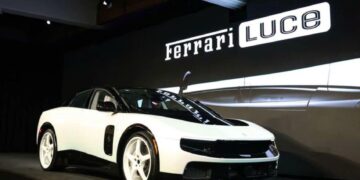 6361787108050 ferrari luce dau tien duoc dau gia hon 1000 ty dong anhdaidien.jpg
