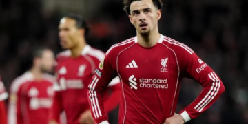 chiec bang doi truong khien curtis jones muon roi liverpool.png