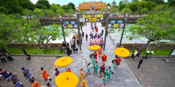 hue mien ve tham quan di tich cho du khach viet loat su kien hap dan dip le 840.jpg